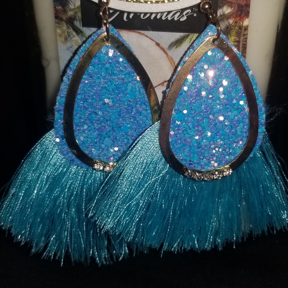 Jewelry - 🏷Dangeling Teal Colored Fringed Feather Earrings